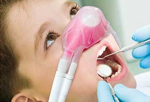 Лечение зубов детям под седацией (закись азота)
