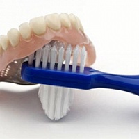 Правила ухода за съёмными и несъёмными зубными протезами